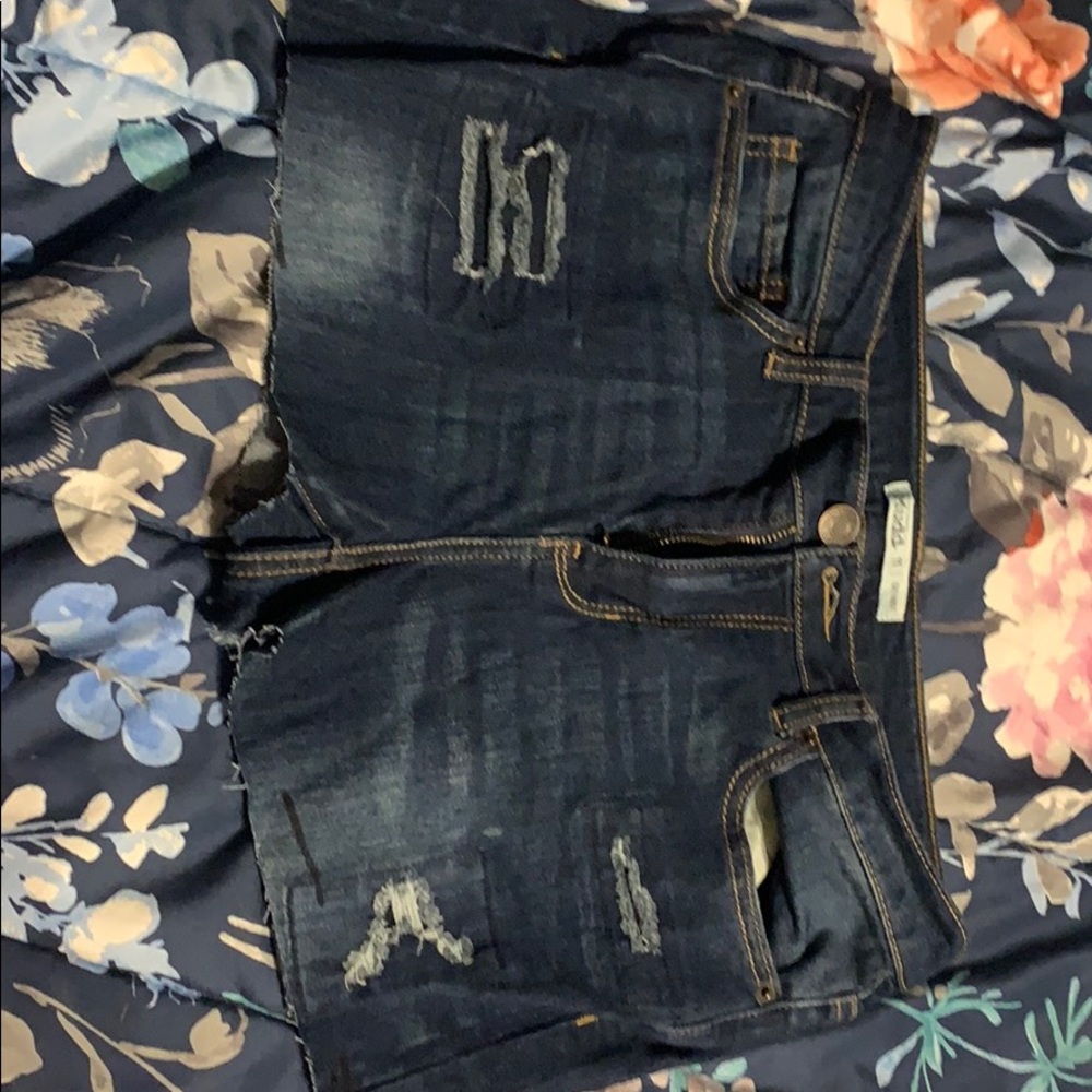 Ripped Skinny jean shorts